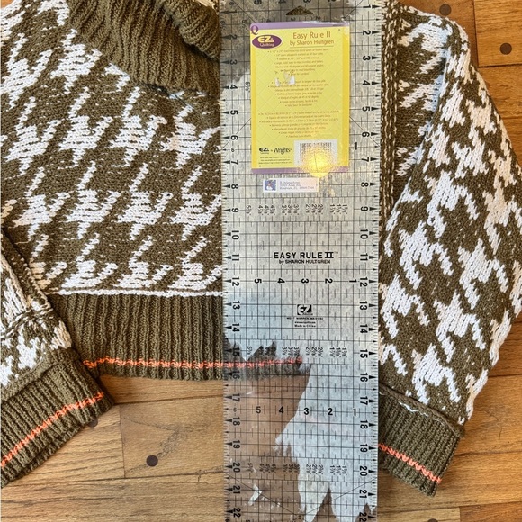 Cozy Olive Green and White Turtleneck Jupiter Cropped Sweater - Picture 2 of 4